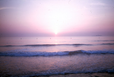Sol saliente en la playa de la Isla de los Sacrificios, paisaje