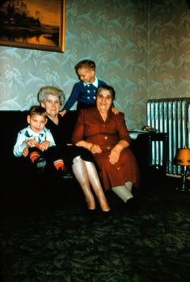 Abuelas y nietos en la sala de una casa, retrato de grupo