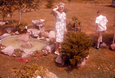 Edith Sophie e hijo en el jardin de su casa