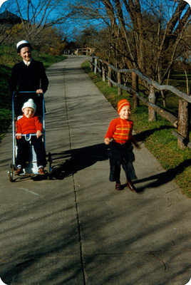 Edith Sophie junto con sus hijos pasean por un parque, retrato