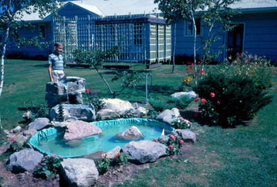 Niño en el jardin