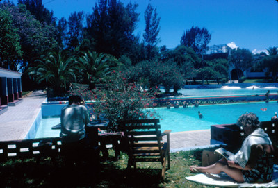 Pareja en el jardin de la alberca del Hotel Peñafiel, Puebla