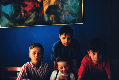 Niños de frente con ropa informal