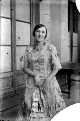 Bertha Singerman, poetisa Argentina, vestida con indumentaria del siglo XIX, en el interior de un edificio, retrato