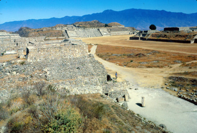 Monte Alban, vista de la plaza desde la plataforma norte