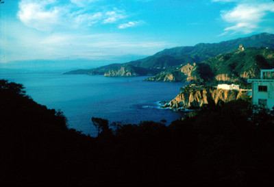 Vista de la bahia de Acapulco desde unos riscos