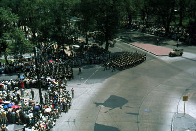 Multitud de personas observan un desfile militar por Paseo de la Reforma