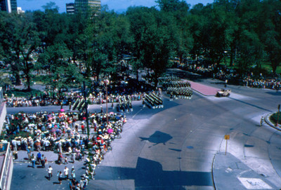 Vista de desfile militar por Paseo de la Reforma
