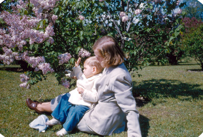 Mujer con bebe sentados en jardin