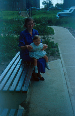 Edith Sophie con su hijo en una banca, retrato