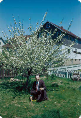 Arsen Yakoubian debajo de un arbol, sonríe, retrato