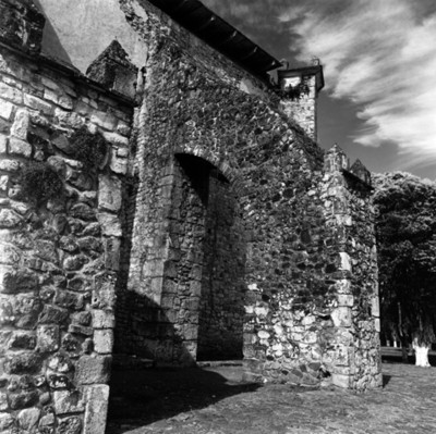Contrafuertes del costado izquierdo de la iglesia del exconvento de Molango
