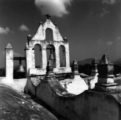 Espadaña, campanas y almenas de la iglesia de San Juan Bautista en "Yolotepec"