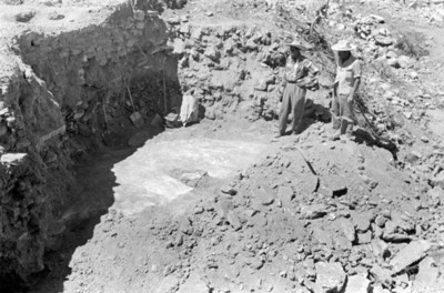 Par de personas trabajan en una excavación