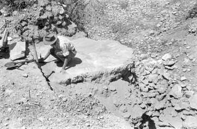 Hombre realiza mediciones en excavación