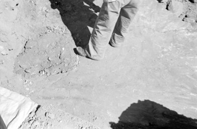 Hombre durante excavación arqueólogica