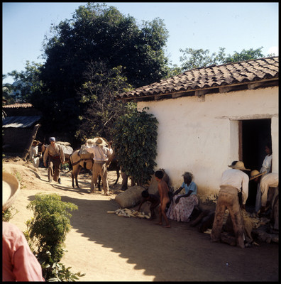 Actores afuera de una casa. Escena