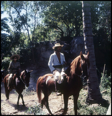 Mario Castillón y Patricia Reyes Espíndola cabalgan. Escena