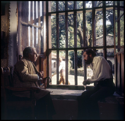Farnesio de Bernal y Fernando Soler junto a ventana. Escena