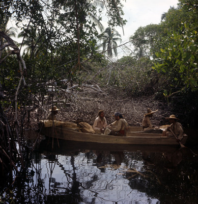 Actores viajan en una canoa. Escena