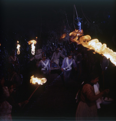 Actores cargan una camilla. Escena