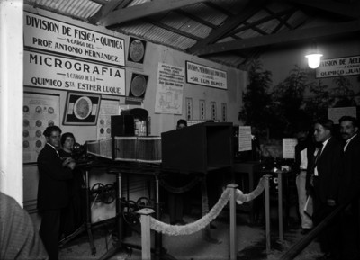 Enrique Solís haciendo una demostración de equipo cinematográfico durante una exposición