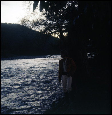 Mario Castillón junto a un río durante escena de la película El Señor de Osanto