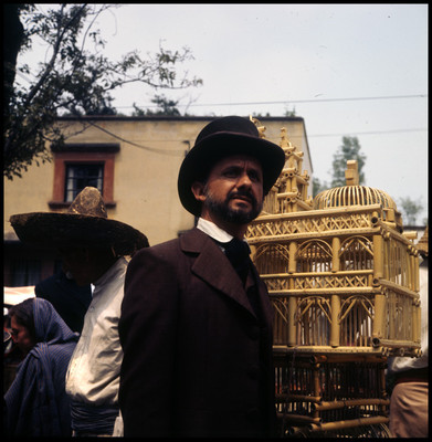 Farnesio de Bernal junto a vendedores ambulantes, escena de la película el señor de Osanto