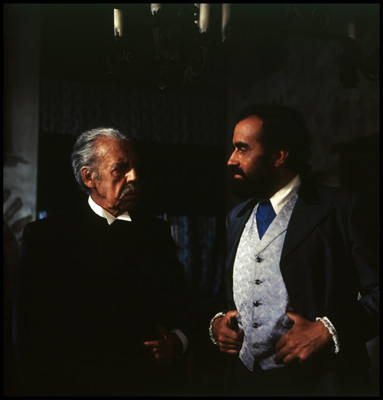 Fernando Soler platica con actor en escena de la película El Señor de Osanto