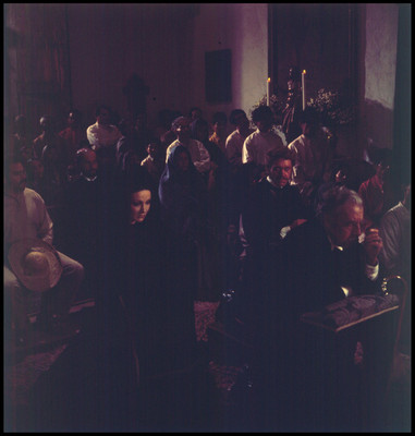 Actores reunidos en una iglesia. Escena