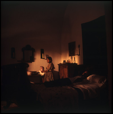 Escena de niña en habitación