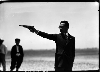 Manuel Solís, general practicando tiro al blanco en un campo militar