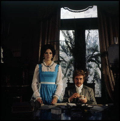 Mujer de pie junto a Hugo Stiglitz