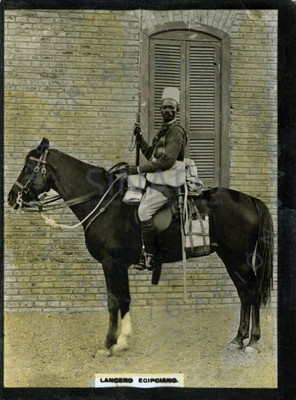 "Lancero egipciano" monta a caballo y porta arma, retrato