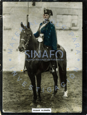 "Husar alemán" monta a caballo y posa para retrato