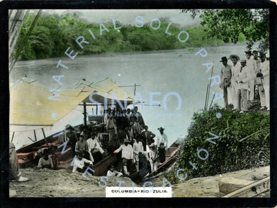 Grupos de hombres abordo de canoas a orillas del "Río Zulia"