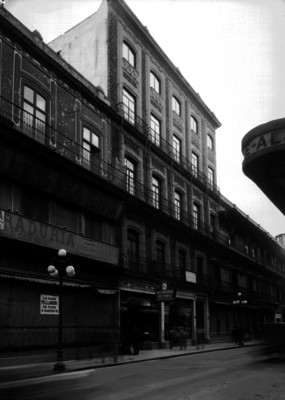 Edificio comercial ubicado en "Madero", fachada