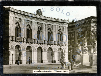 Gente camina frente al "Teatro Real" en Madrid