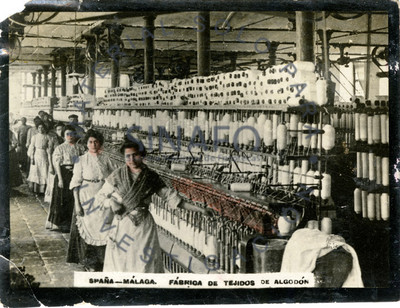 Obreras posan para retrato en interior de "fábrica de tejidos de algodón"