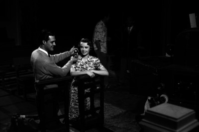 Jorge Stahl dirigiendo la toma cinematográfica de una actriz, durante una película