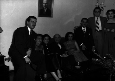 Harry H. Steel acompañados por varias personas, al parecer en el vestíbulo de un salón