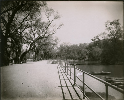 Parte de la terraza y del embarcadero en el lago chico de Chapultepec