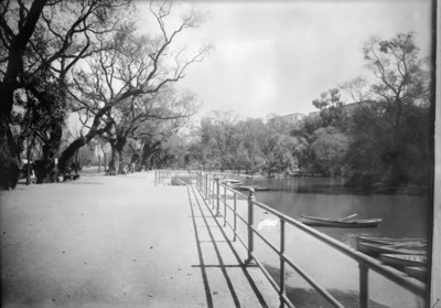 Parte de la terraza y del embarcadero en el lago chico de Chapultepec
