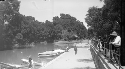 Gente en la terraza y en el embarcadero del lago chico en Chapultepec