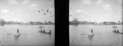 Gente a bordo de canoas pasea en el lago de Chapultepec, estereoscópica