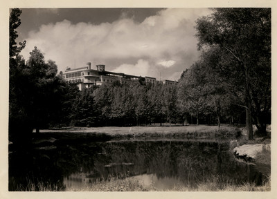 Prado entre el restaurante y el lago