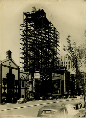 Estructura metálica de la Torre Latinoamericana sobre la avenida Juárez