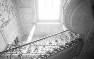 Edificio de la Secretaría de Comunicaciones y Obras Públicas, interior, detalle del techo y del barandal
