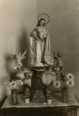 Escultura de una virgen religiosa