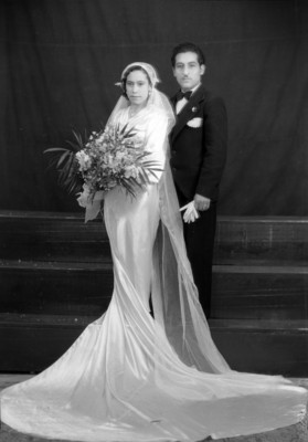 Novios en estudio fotográfico, retrato